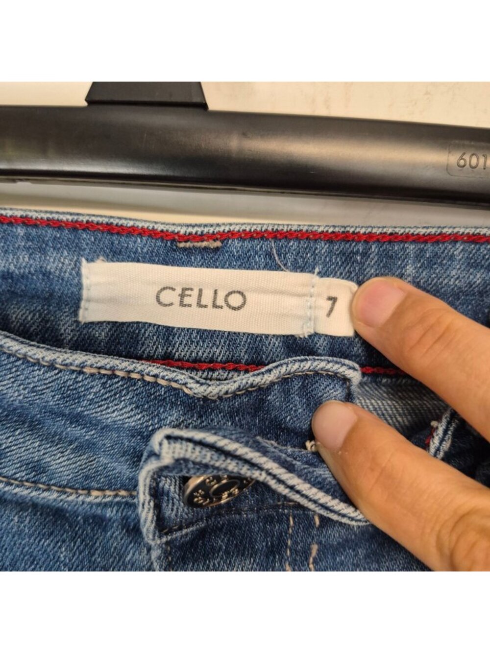 Cello Women's Distressed Mid-Rise Skinny Cropped Jeans Size 7 - Picture 4 of 7